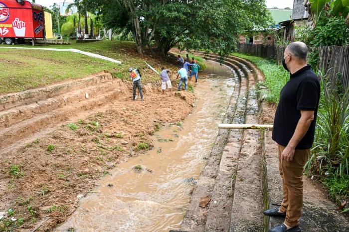 Prefeitura De Cruzeiro Do Sul Realiza Limpeza No Canal Da Avenida