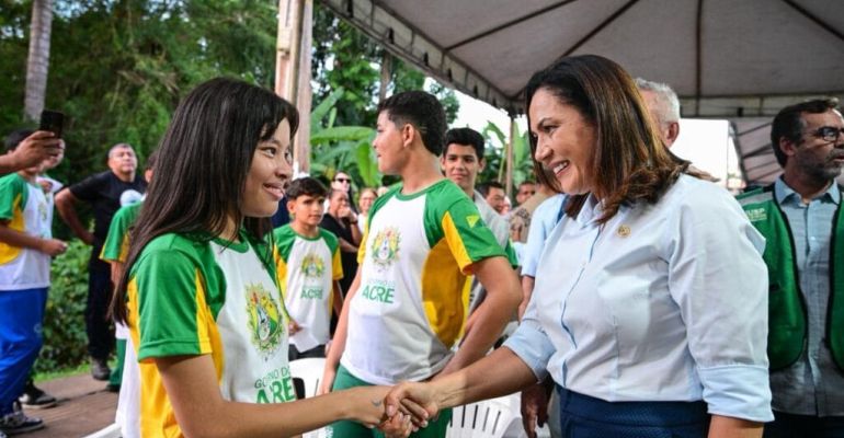 Com investimento superior a R$ 1 milhão, governadora entrega kits escolares e autoriza reforma de escolas em Plácido de Castro